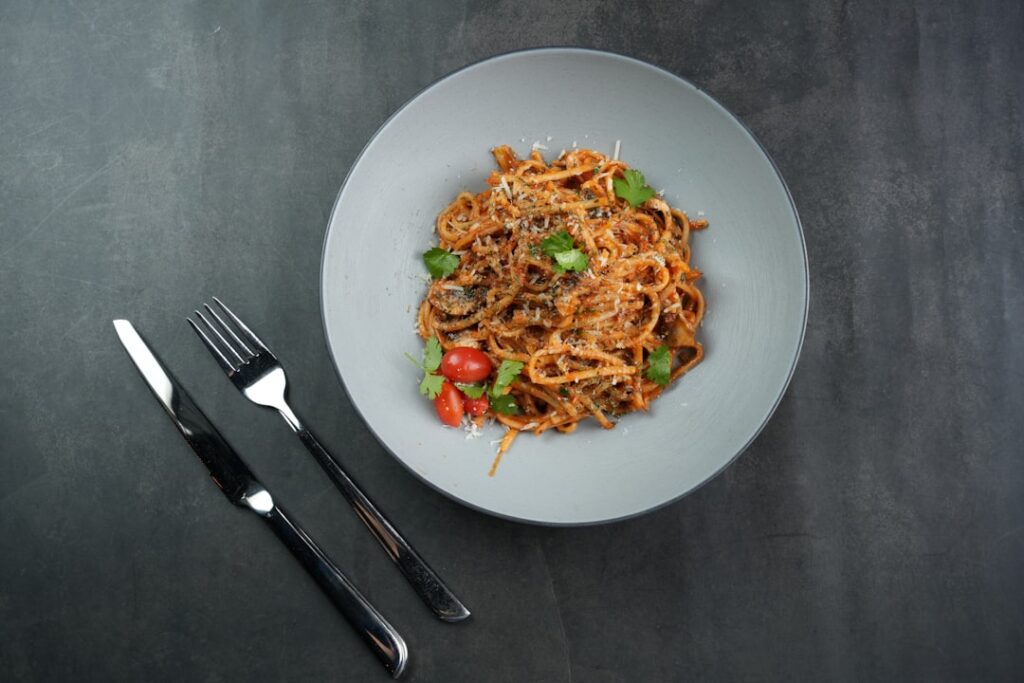 Cremige Tomatenpasta mit frischen Tomaten und Basilikum auf einem Teller