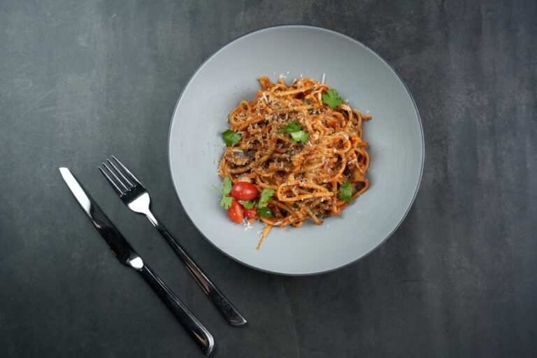 Cremige Tomatenpasta mit frischen Tomaten und Basilikum auf einem Teller